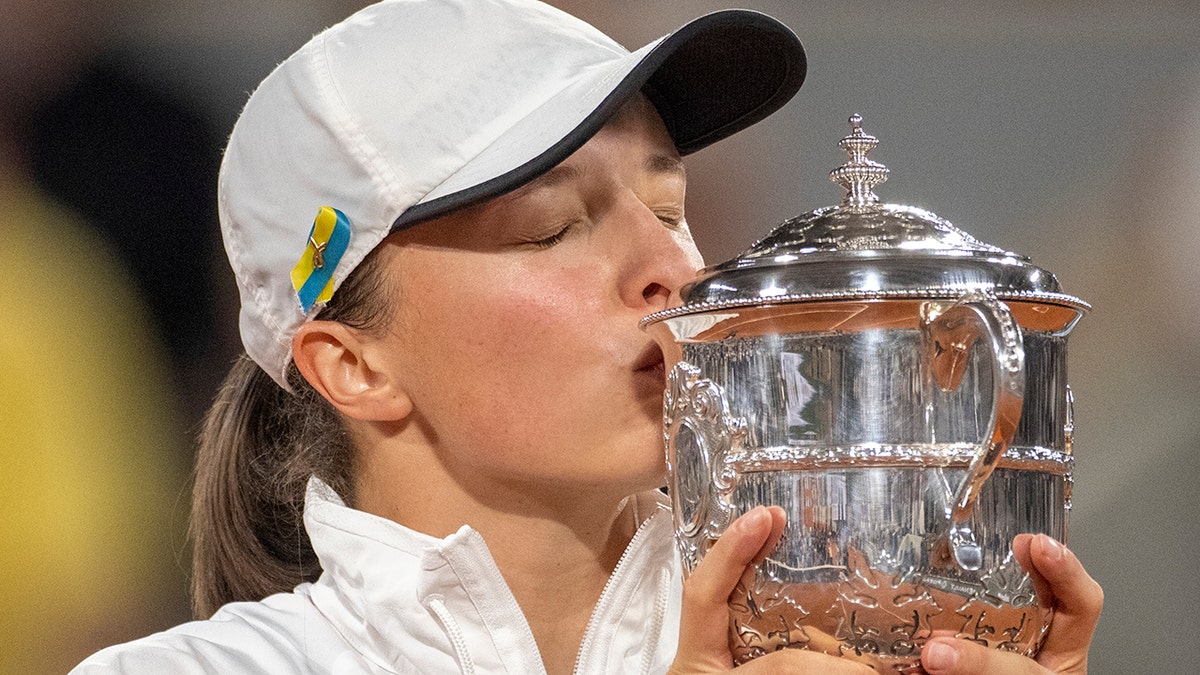 Iga Swiatek kisses French Open trophy