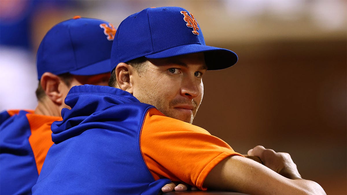 Jacob deGrom on the bench talking to Max Scherzer