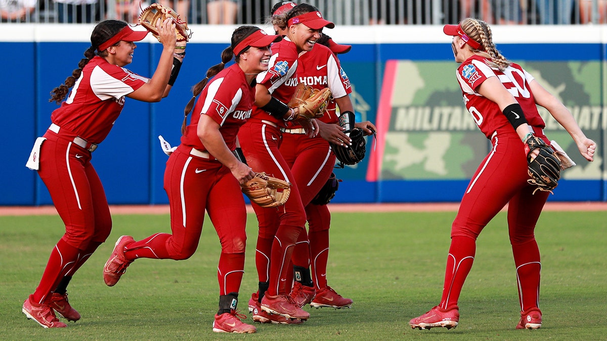 Sooners celebrate Jayda Coleman catch