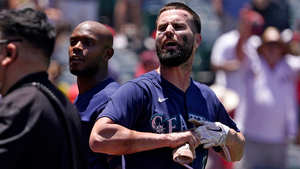 Jesse Winker yells at fans