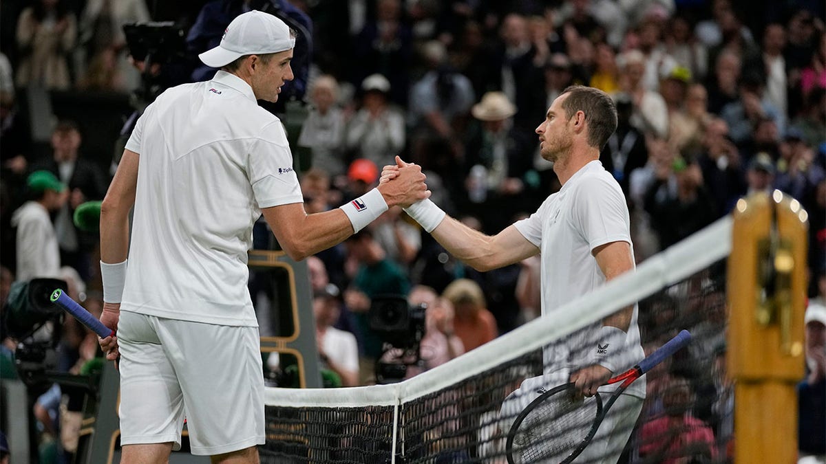 John Isner and Andy Murray shake hands at the net