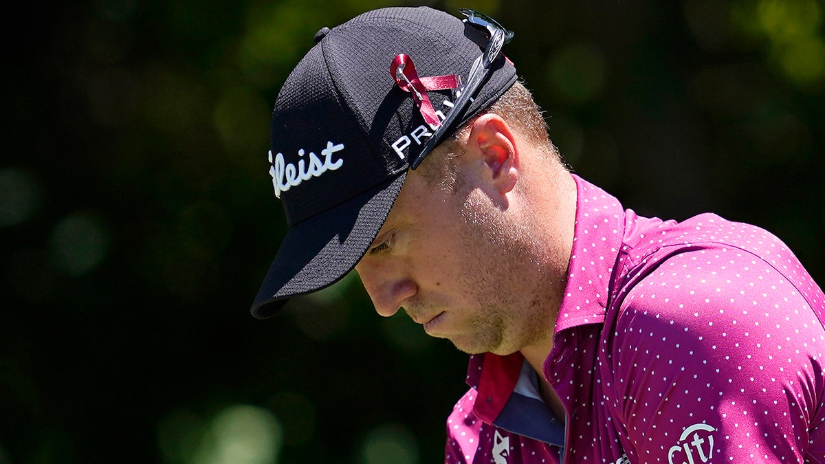 Justin Thomas with his head down