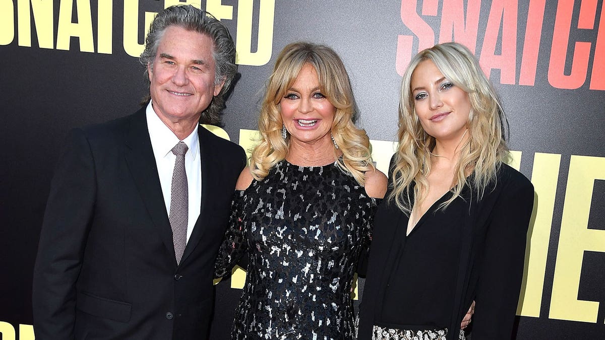 Kurt Russell, Goldie Hawn and Kate HUdson arrive to a premiere