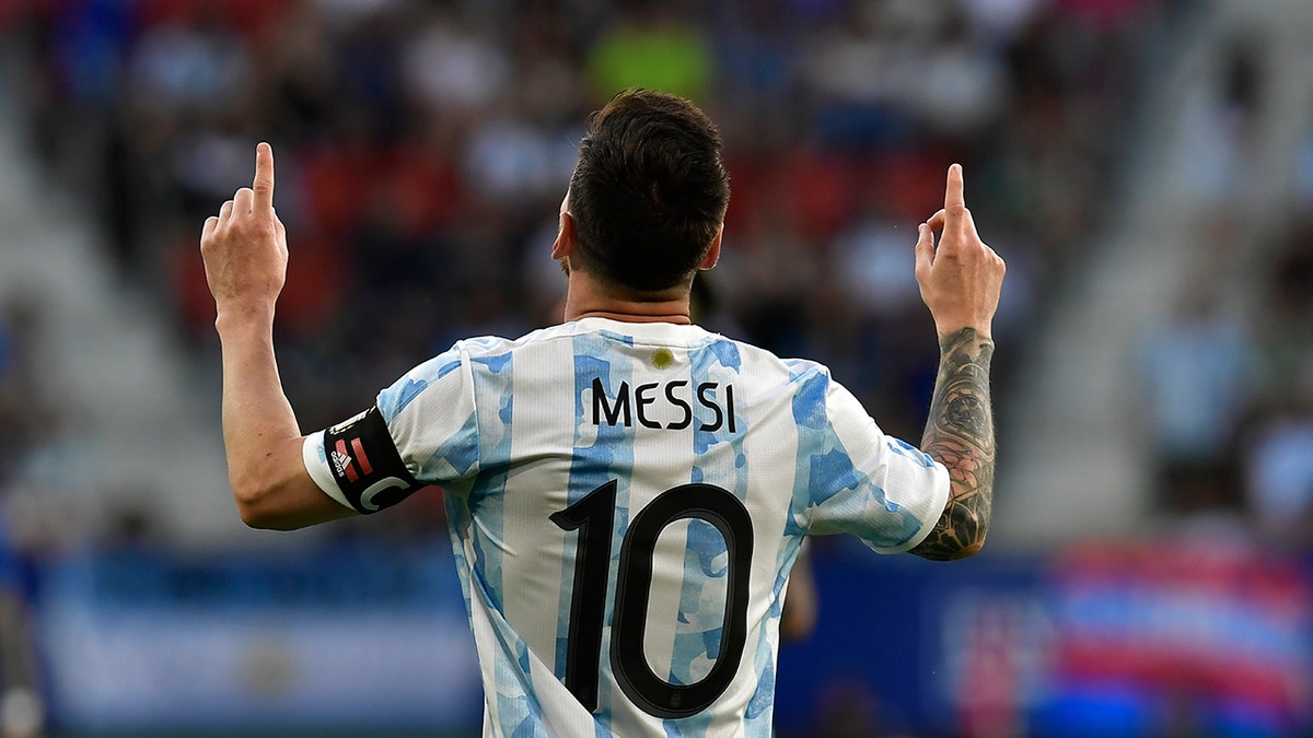 Lionel Messi scores a third goal vs Estonia