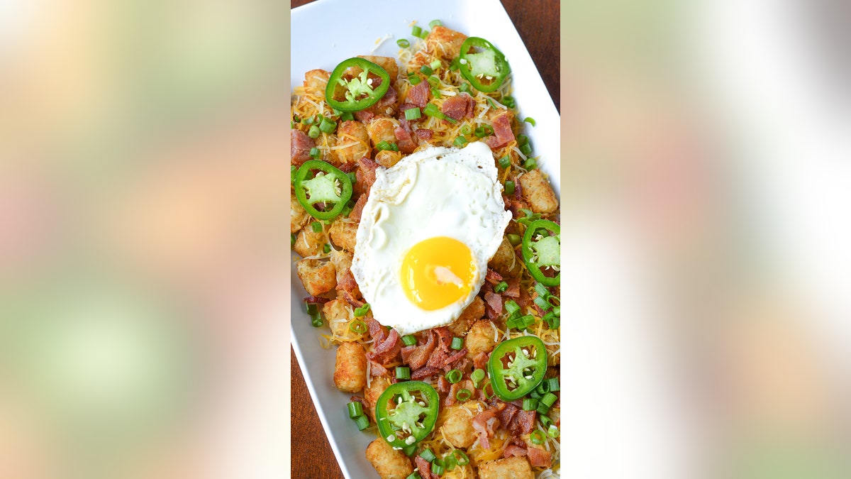 Breakfast tater tot nachos