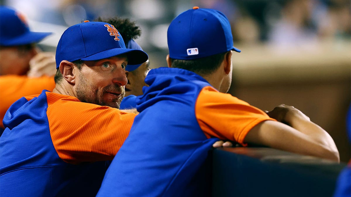 Max Scherzer and Jacob deGrom talk in the dugout
