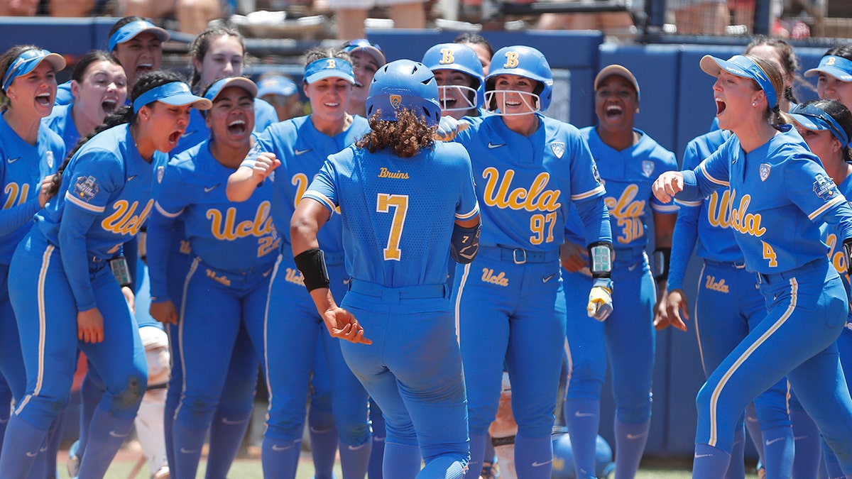Maya Brady of the UCLA Bruins makes a catch during a game against the  News Photo - Getty Images