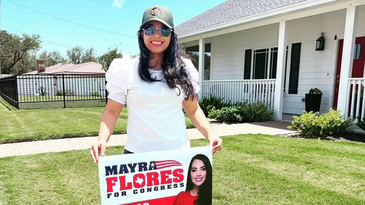 Mayra Flores 