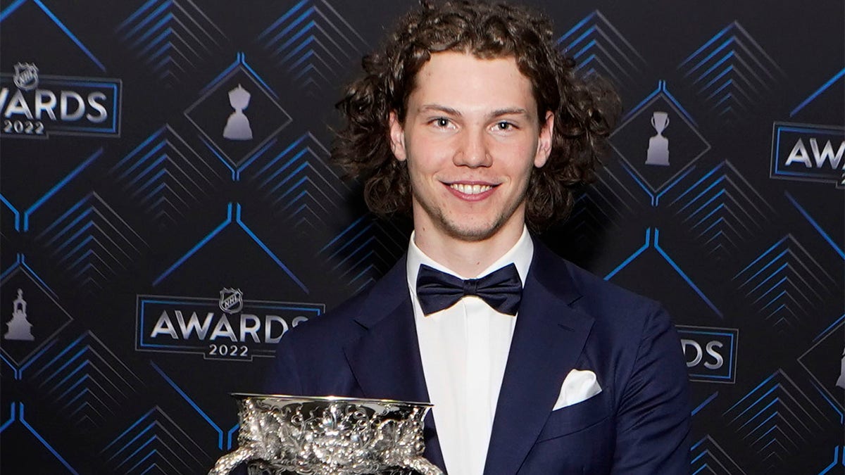 Moritz Seider with the Calder trophy