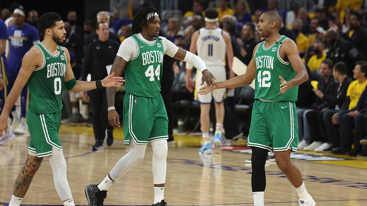 Nba celtics. Бостон Селтикс 2022. НБА – Бостон Селтикс. Джерси НБА Бостон Селтикс 5. Бостон Селтикс 1964.