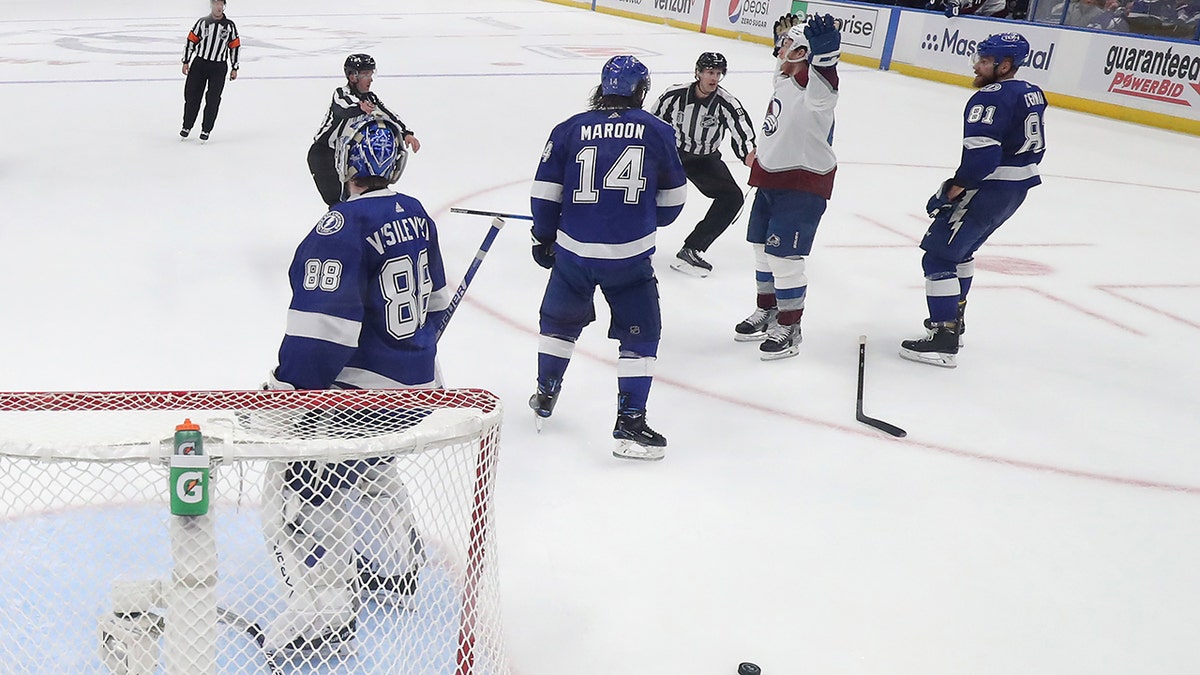 Lightning forward Pat Maroon flaps his wings, squawks at Panthers