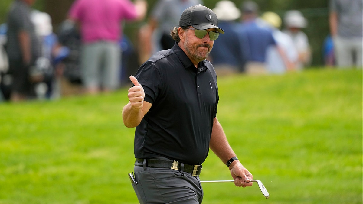 Phil Mickelson gives a thumbs up to the crowd