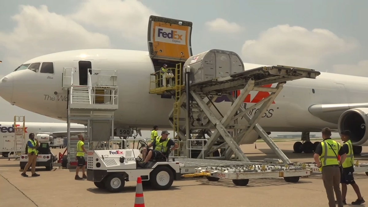 FedEx airplane delivering baby formula during shortage