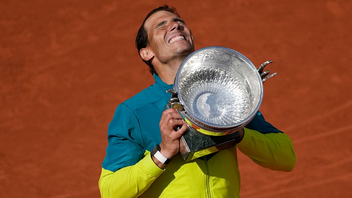 Rafael Nadal raises French Open title