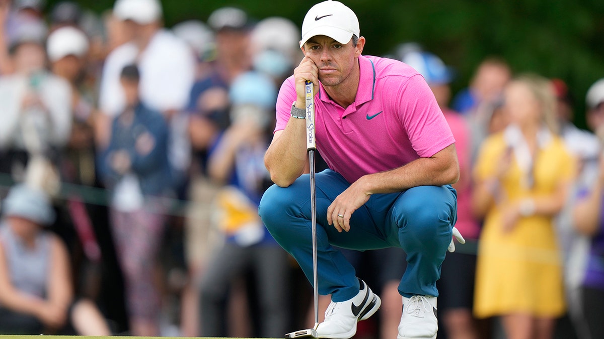 Rory McIlroy scouts the putt