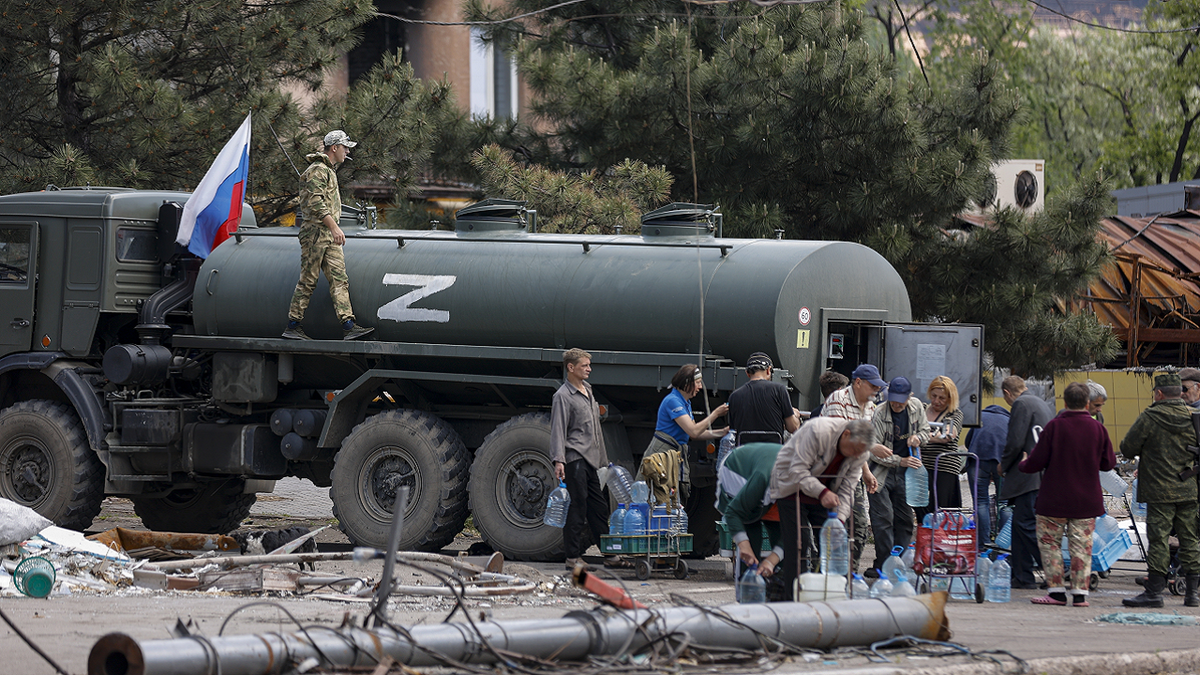 Russian military distributing water in Mariupol, Ukraine