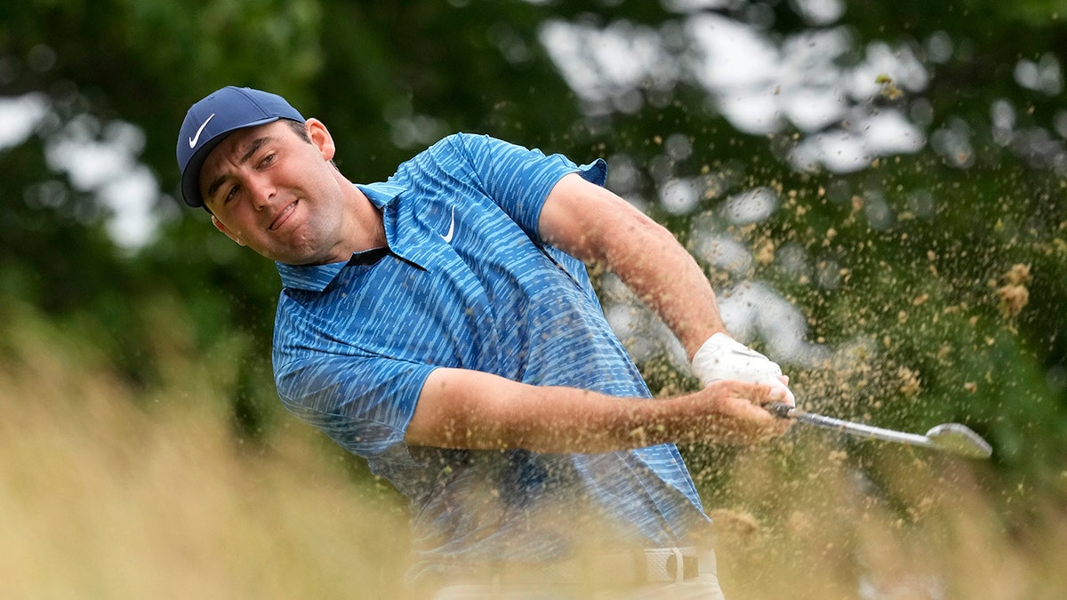 Scottie Scheffler at the sixth hole