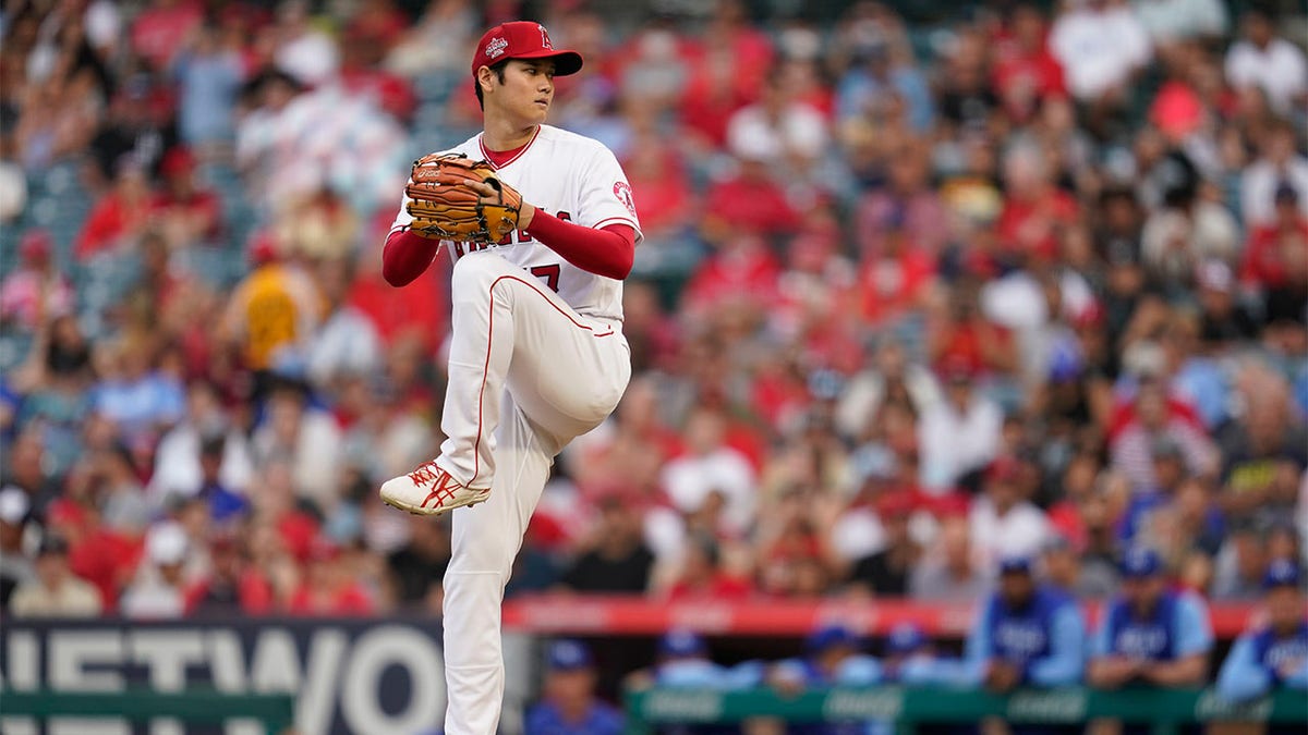 Shohei Ohtani throws a pitch