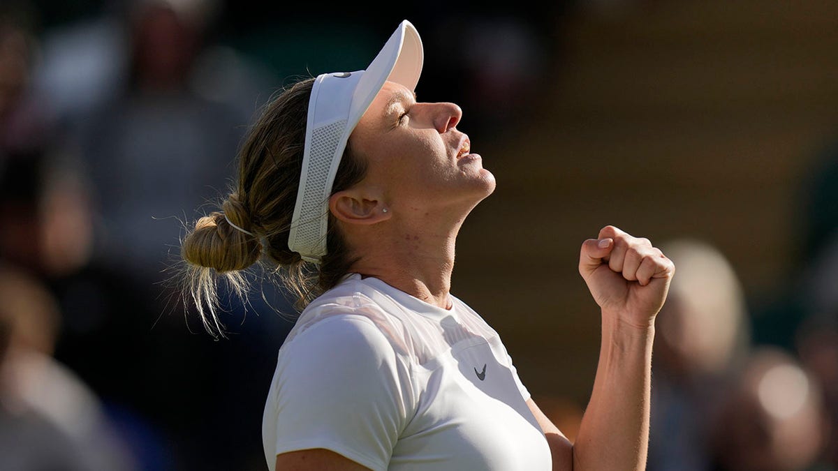 Simona Halep gestures