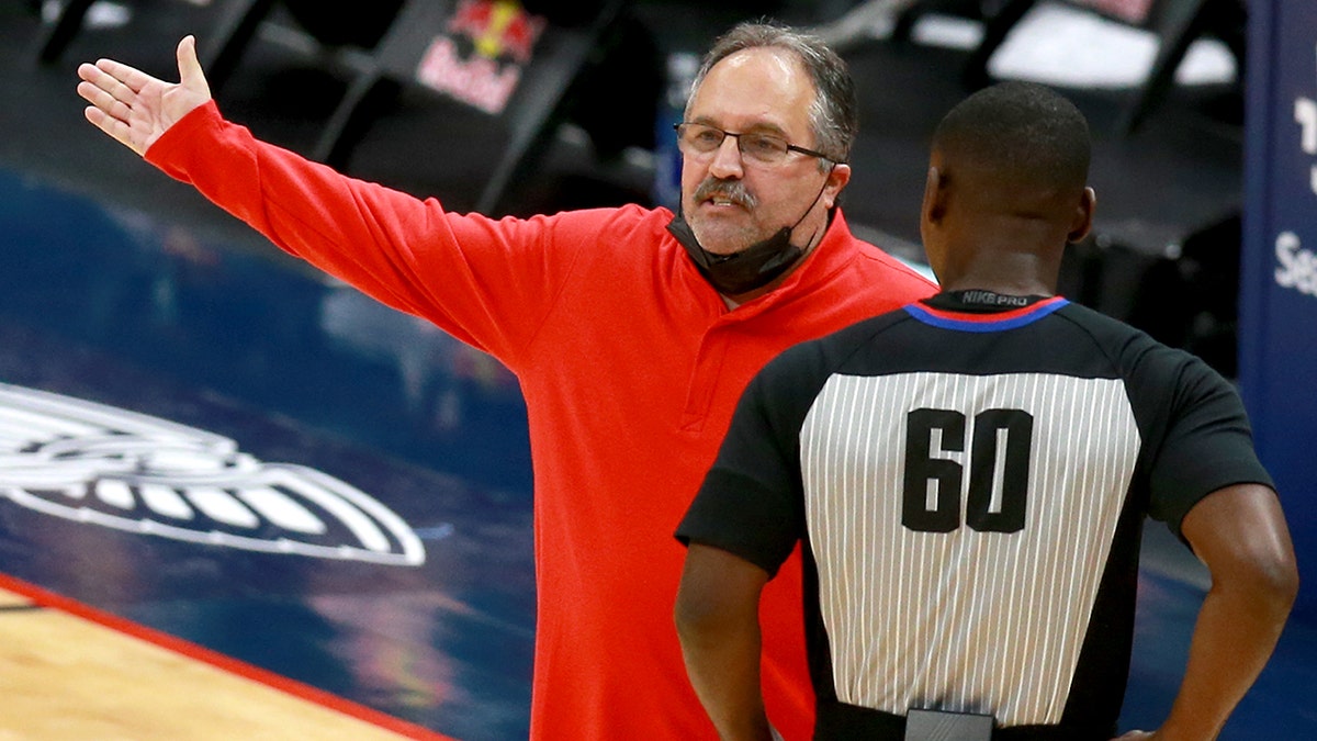 Stan Van Gundy argues a call