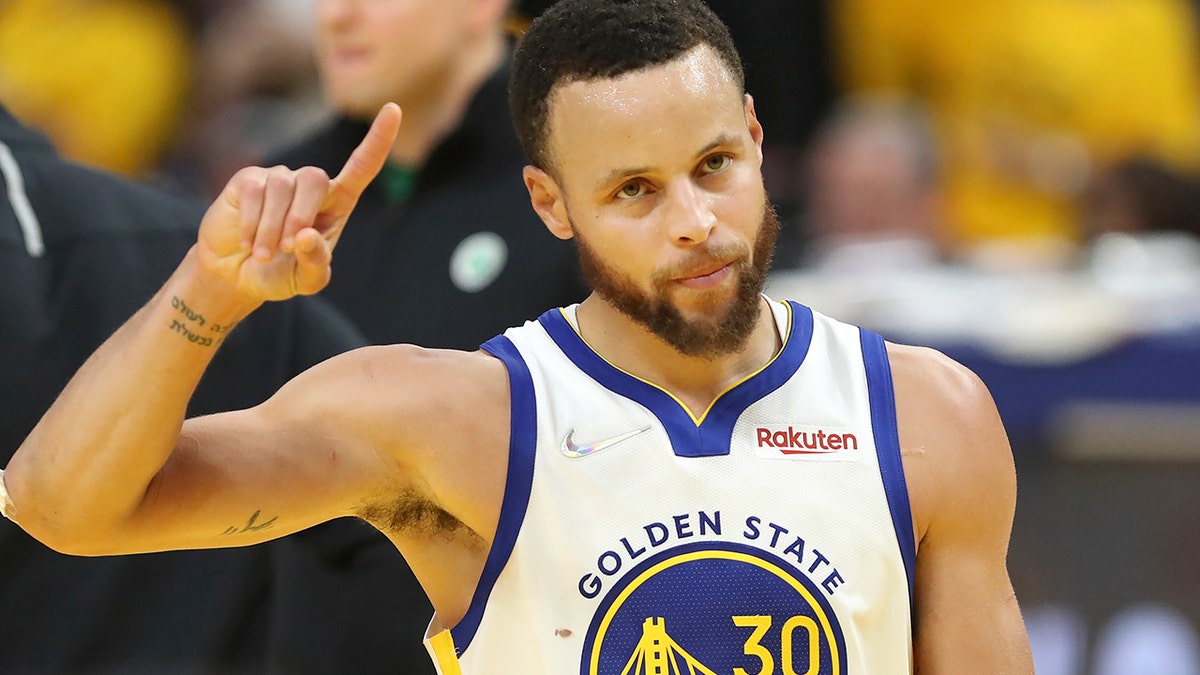 Stephen Curry points to the crowd