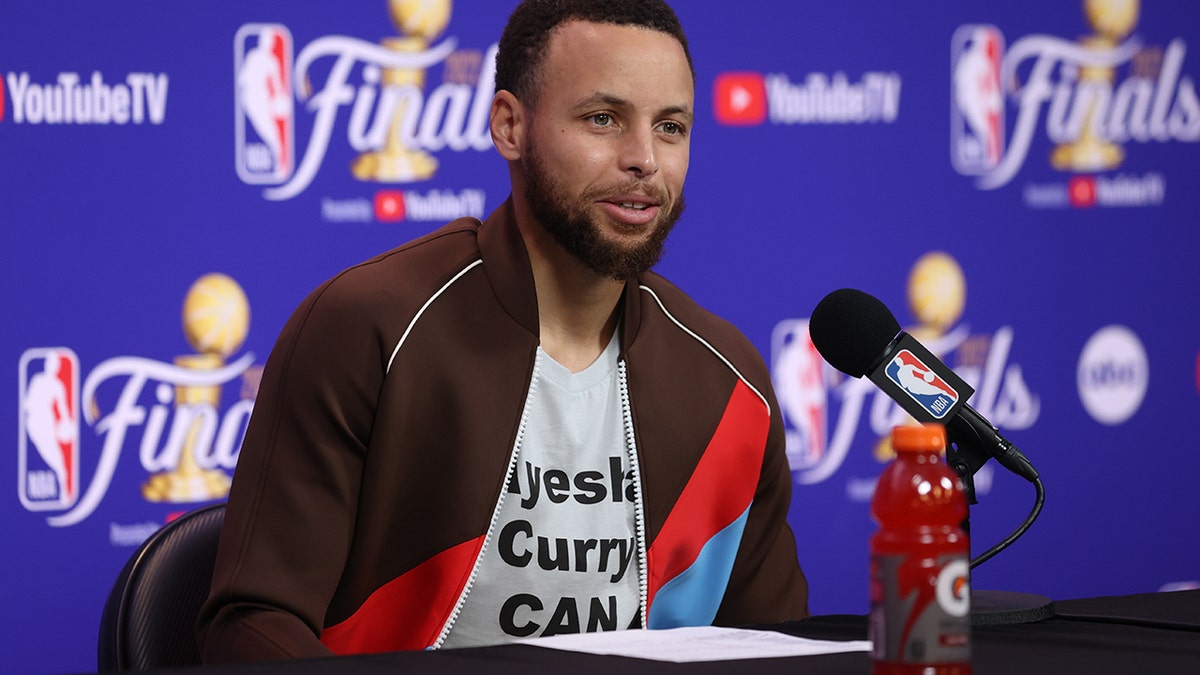 Stephen Curry wears an 'Ayesha Curry can cook' shirt