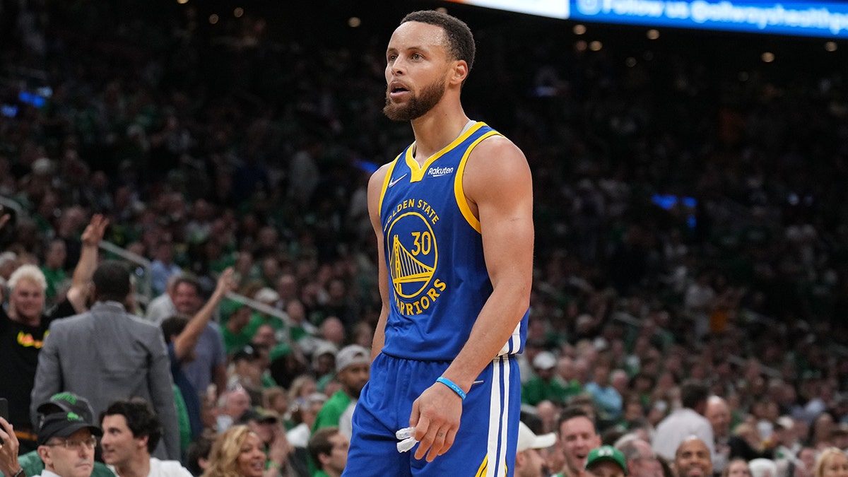 Stephen Curry look towards the crowd