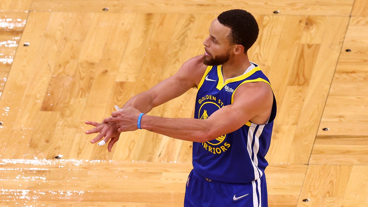 Stephen Curry celebrates a three-pointer