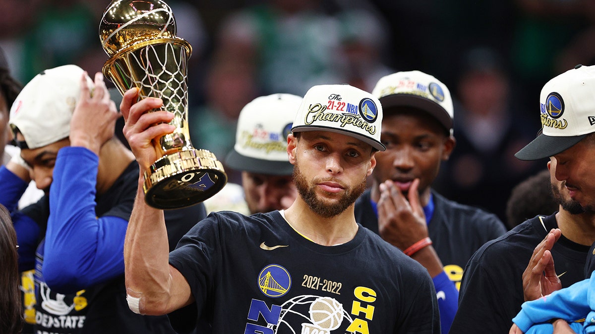 Steph Curry lifts NBA Finals MVP award