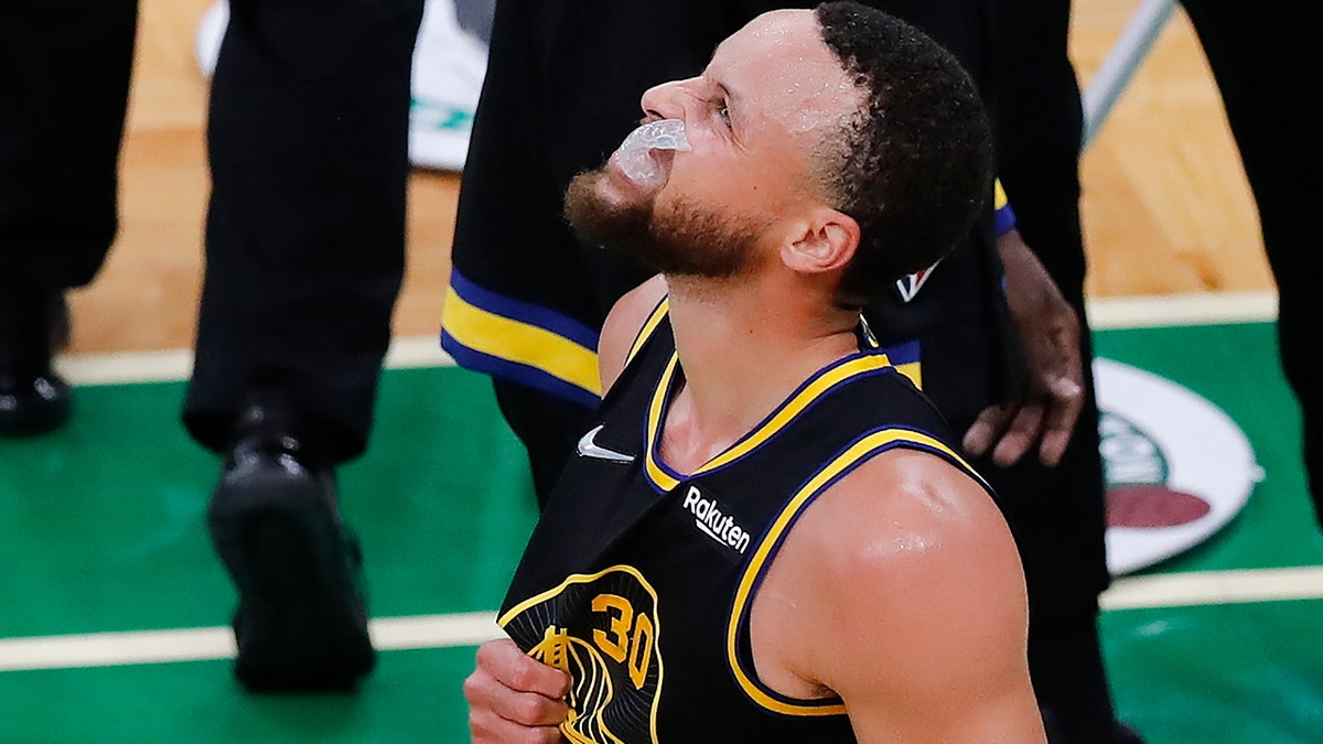 Stephen Curry grimaces