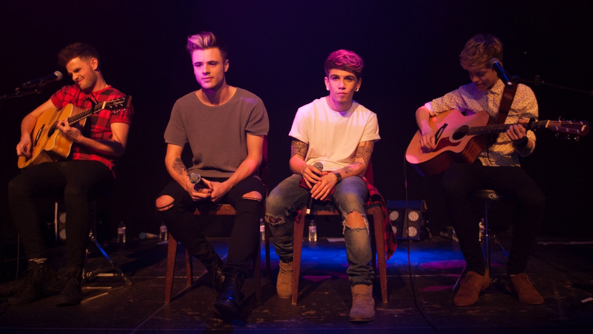 Tom Mann performs with Stereo Kicks