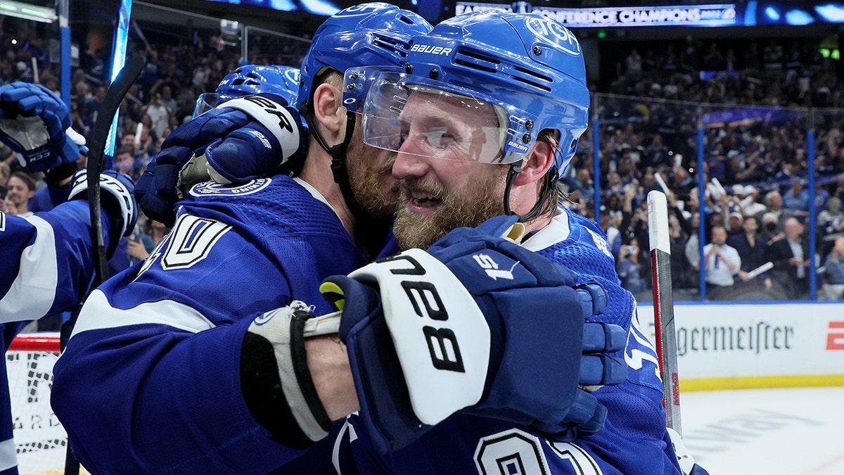 Steven Stamkos celebrates with Corey Perry