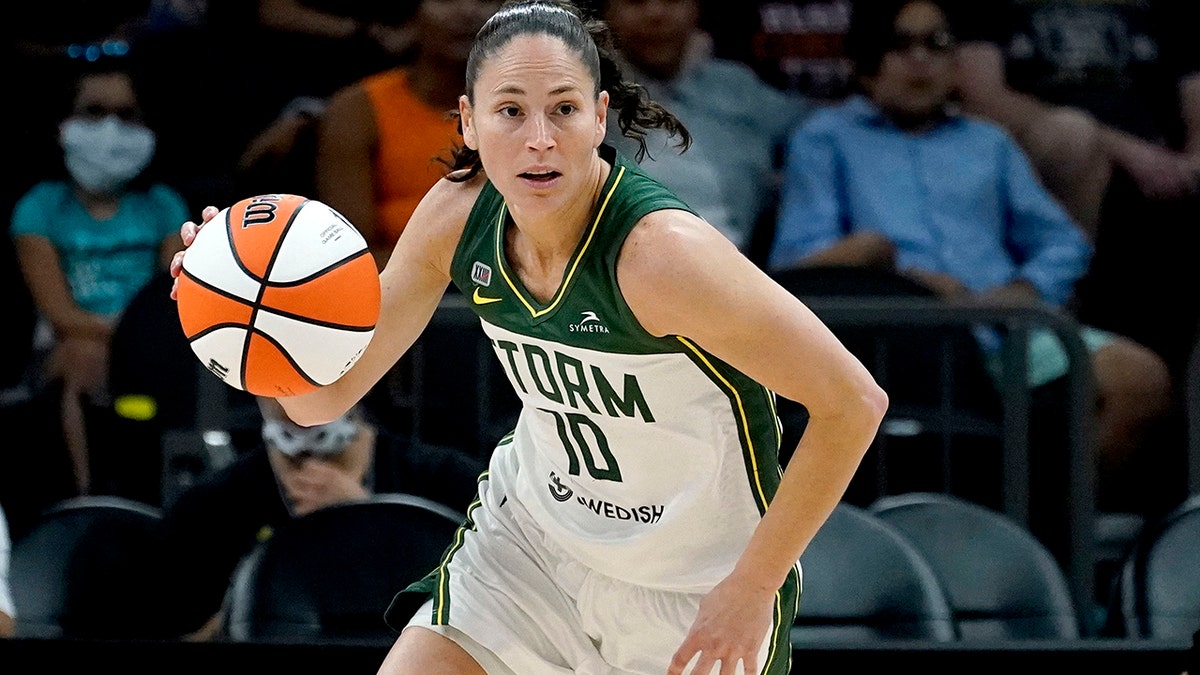 Sue Bird dribbles against Connecticut