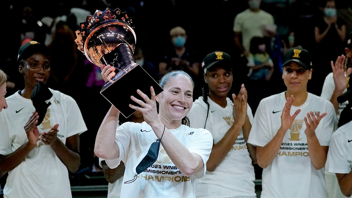 Sue Bird raises the Commissioner's Cup trophy