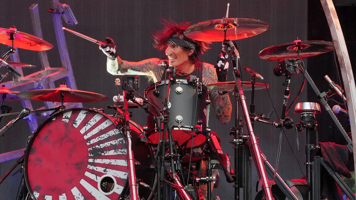 Tommy Lee performs