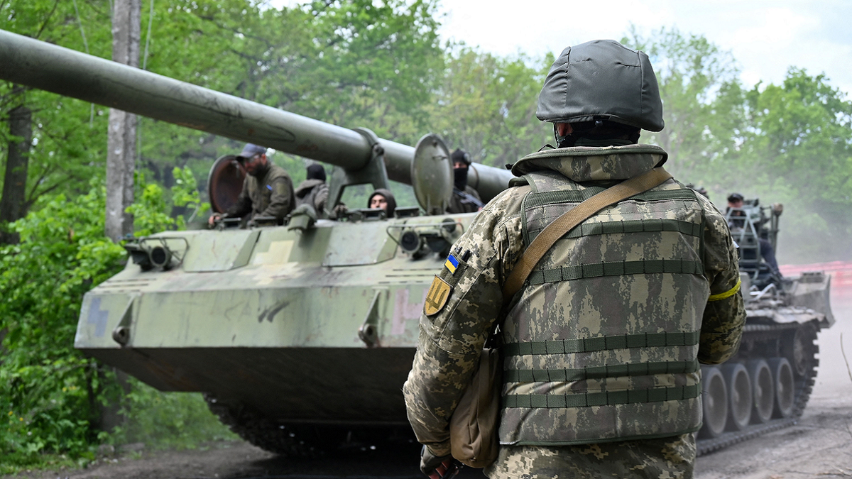 Ukraine soldiers and artillery in Kharkiv region