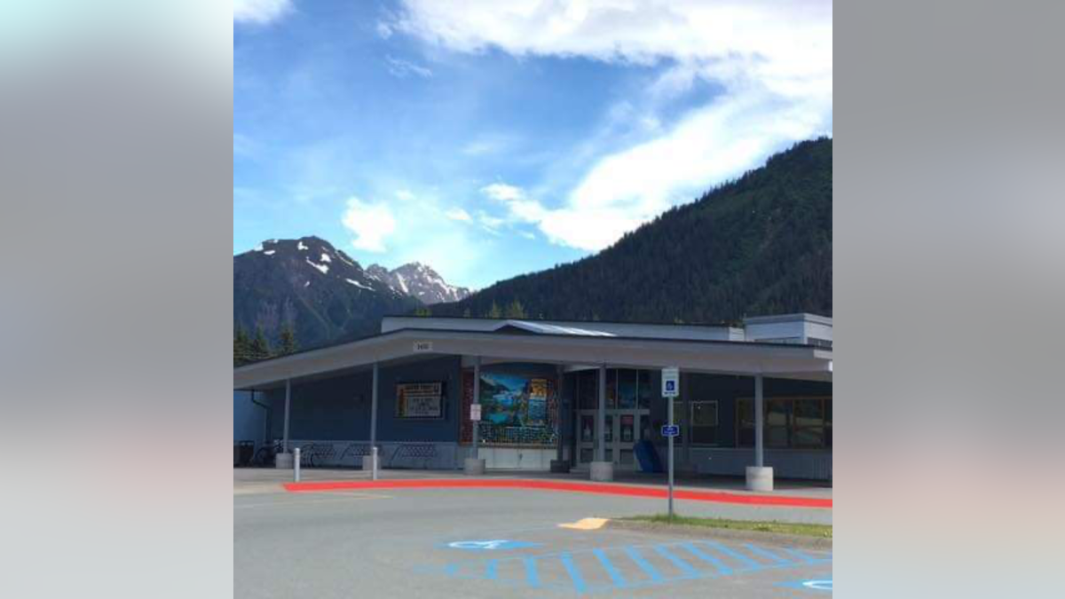 Outside picture of Sitʼ Eeti Shaanáx̱ Glacier Valley Elementary School