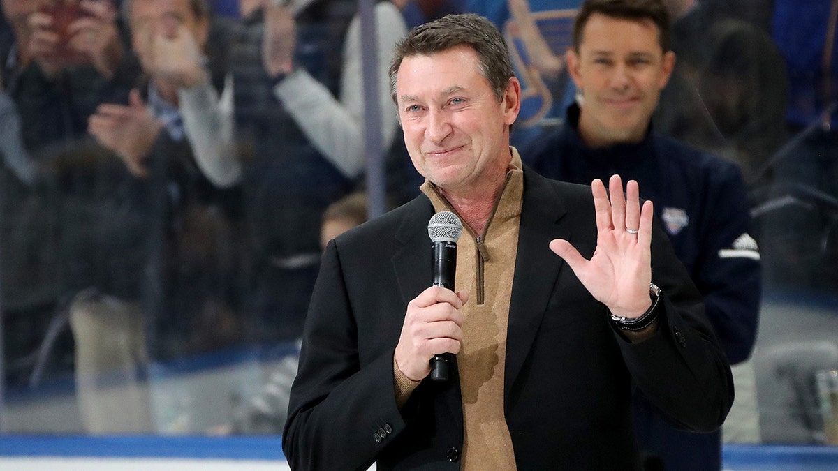 Wayne Gretzky waves to the crowd