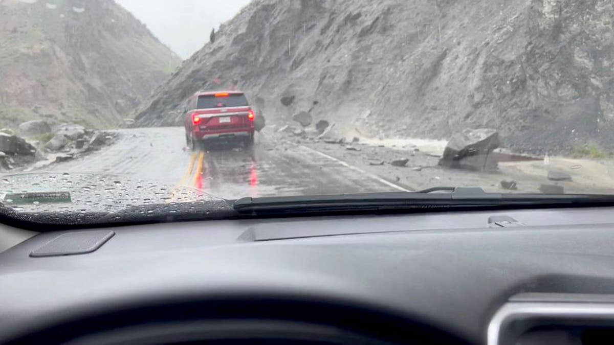 Cars drive canyon rockslide yellowstone 2022