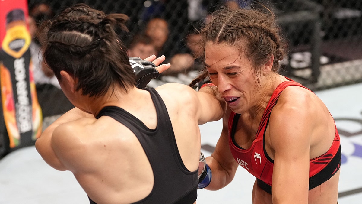 Zhang Weili knocks out Joanna Jedrzejczyk