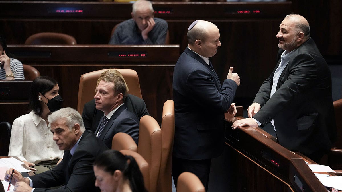 Bennett and Abbas ahead of vote on Israeli parliament