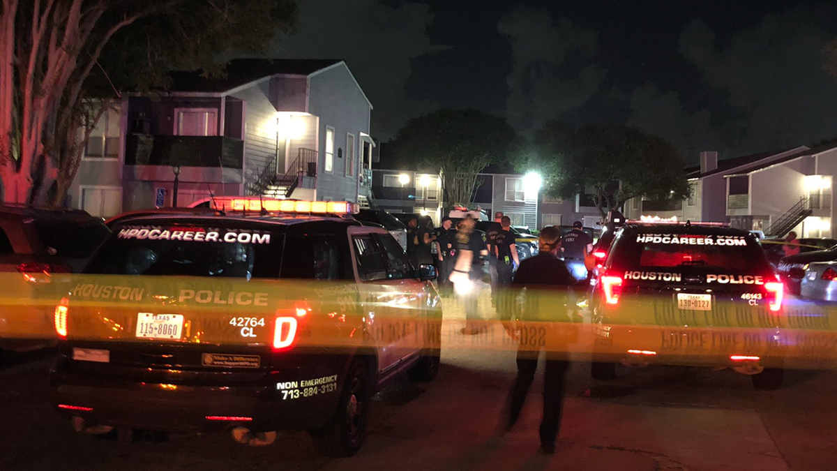 Texas police respond to apartment shooting