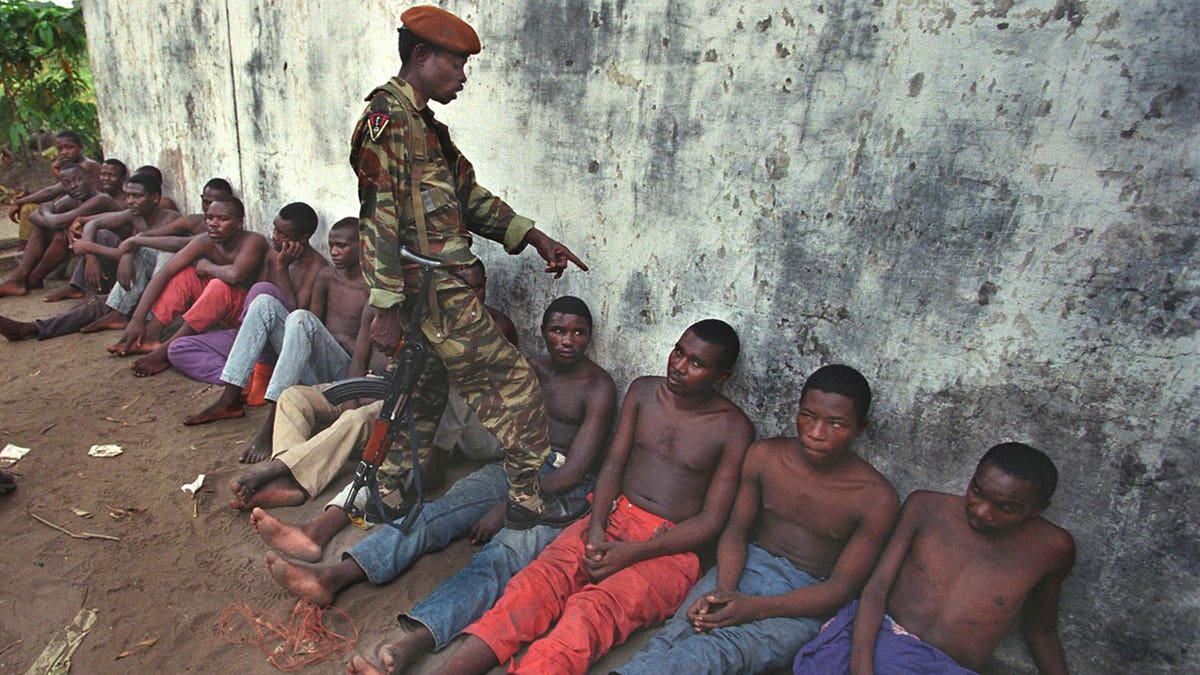 Soldiers with Kinshasa prisoners