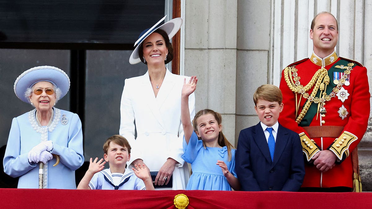Queen Elizabeth, Kate, andd William and children during parade