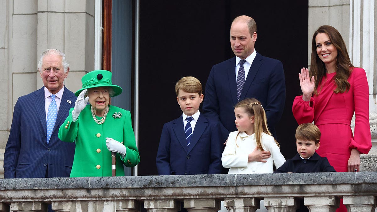 British royals make balcony appearance