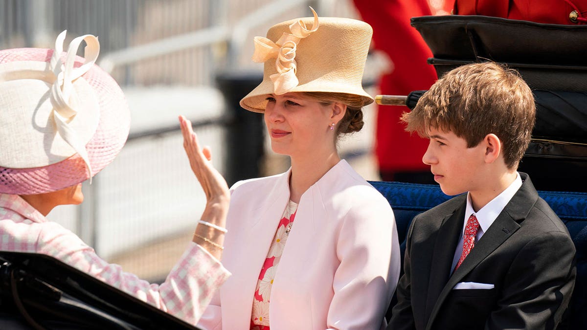 Viscount Severn and Lady Louise in carriage