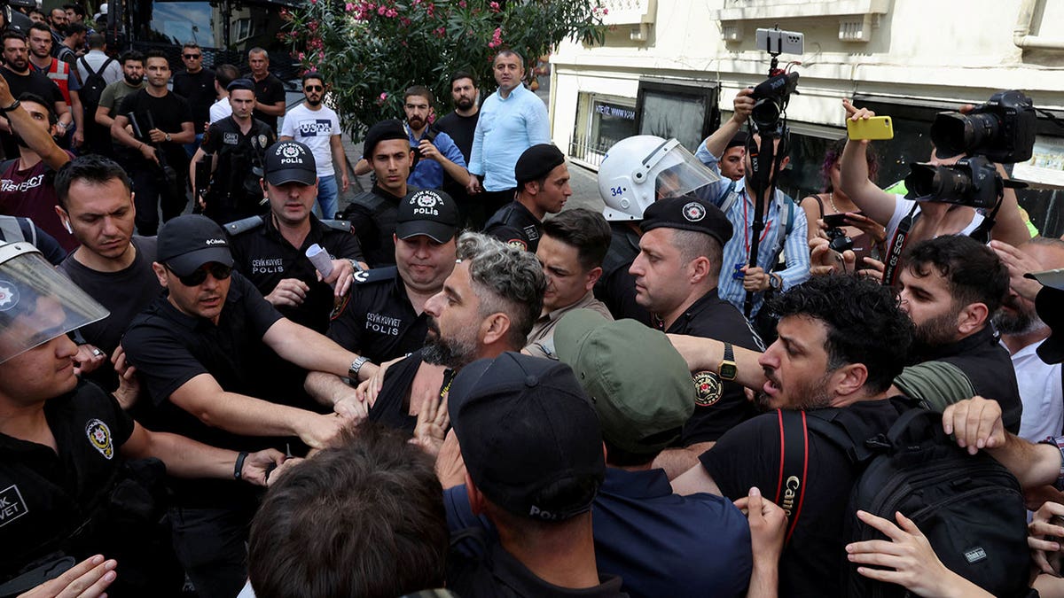 Turkey police halt journalists during Pride Parade