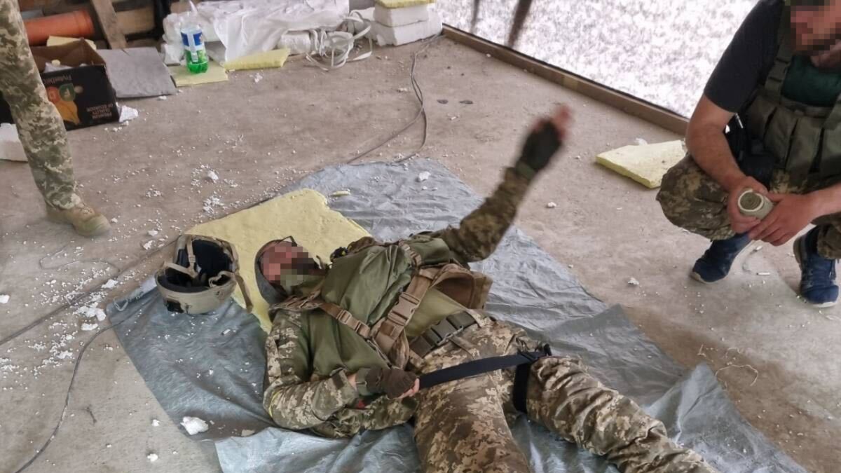 American Iraq veteran overseas combat first aid training in Ukraine