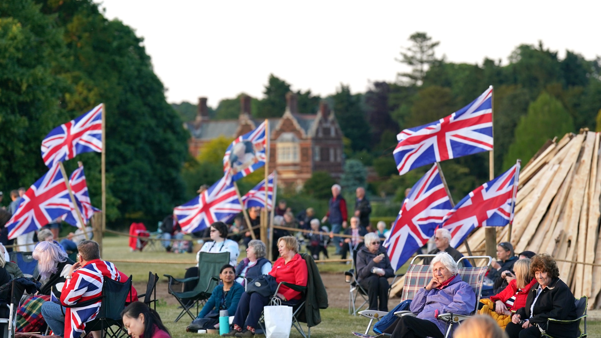 Platinum Jubilee beacon lighting