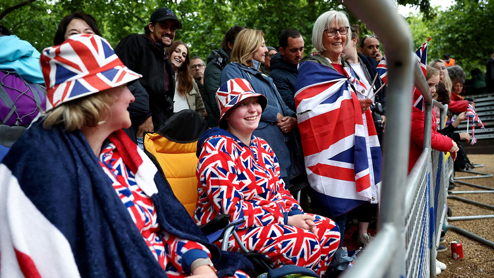 People gather on Mall ahead of Jubilee parade